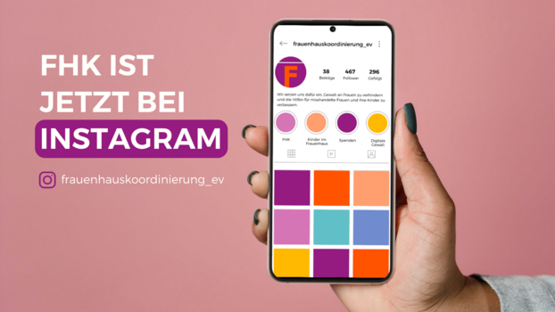 FHK ist jetzt bei Instagram: frauenhauskoordinierung_ev ; Hand h&auml;lt Handy, das den Insta-Kanal von Frauenhauskoordinierung zeigt
