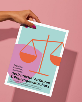 Cover der Arbeitshilfe "Gerichtliche Verfahren & Frauengewaltschutz &ndash; Begleiten. Best&auml;rken. Besch&uuml;tzen." Hand mit pink lackierten N&auml;geln h&auml;lt Brosch&uuml;re vor rosafarbenem Hintergrund. Das Design zeigt eine orangefarbene Waage als Symbol f&uuml;r Gerechtigkeit auf einem geteilten Hintergrund in T&uuml;rkis und Violett. Untertitel: Was Fachkr&auml;fte zu Gewaltschutz, Familienrecht und Kinderschutz bei h&auml;uslicher Gewalt wissen sollten.