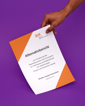 Hand h&auml;lt die Titelseite des Alternativberichts 2025 zur Istanbul-Konvention des B&uuml;ndnis Istanbul-Konvention violettem Hintergrund