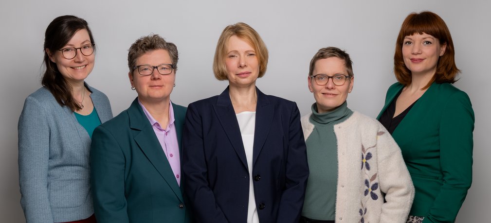 F&uuml;nf Frauen: In der Mitte Sibylle Schreiber, Gesch&auml;ftsf&uuml;hrerin von Frauenhauskoordinierung e.V. (FHK). Links neben ihr die Vorstandsvorsitzende von FHK Stefanie Leich, links neben ihr die Vorstandsfrau Katrin Frank. Rechts neben Sibylle Schreiber stehen Sina K&uuml;ster und Katharina van Elten, beide ebenfalls Vorstandfrauen von FHK. 