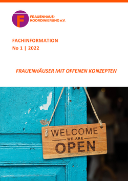Titelbild FHK-Fachinformation "Frauenhäuser mit offenen Konzepten", Bild zeigt Türschild mit der Aufschfrift "Welcome. We are open"
