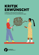 Titelseite Handreichung "Kritik erwünscht": Grüne Hintergrund;Eine Frau (rechts) hebt den Zeigefinger und blickt aufgebracht. Aus ihrem Mund kommt ein verworrener Faden, dessen anderes Ende vom Finger eine anderen Frau, links, aufgegriffen wird. Diese geht einen Schritt auf die Frau rechts zu.