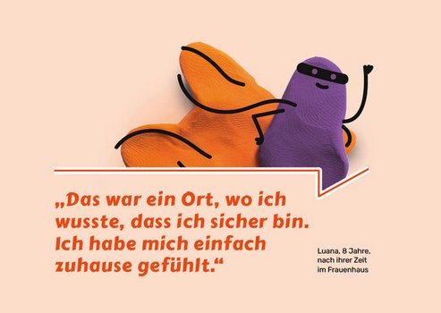 Violette Knetfigur mit Superhelden-Kost&uuml;m, darunter Zitat von Luana, 8 Jahre, nach ihrer Zeit im Frauenhaus: "Das war ein ort, wo ich wusste, dass ich sicher bin. Ich habe mich einfach zuhause gef&uuml;hlt."