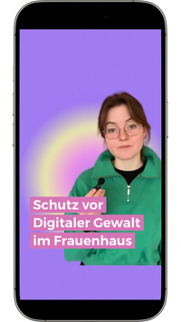 Zu sehen ist ein Smartphone, auf dem das Startbild eines Videos zu sehen ist: eine junge Frau in einem grünen Pullover. Daneben steht geschrieben: Schutz vor Digitaler Gewalt im Frauenhaus