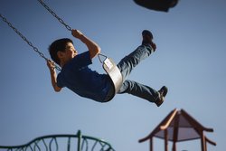 Junge auf Schaukel