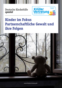 Teddybär sitzt vor geschlossenem Fenster; Überschrift: deutsche Kinderhilfe spezial: 1 Kinder im Fokus Partnerschaftliche Gewalt und ihre Folgen