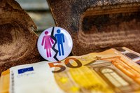 Ein Button auf dem ein Blitz zwischen einem Frauen- und einem Männer-Piktogramm ist, unter dem Button ein Fünfzig-Euro-Schein. 