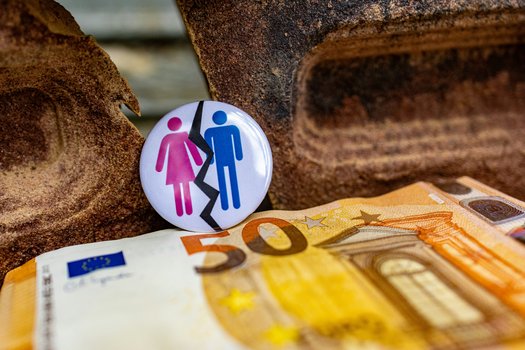 Ein Button auf dem ein Blitz zwischen einem Frauen- und einem M&auml;nner-Piktogramm ist, unter dem Button ein F&uuml;nfzig-Euro-Schein. 